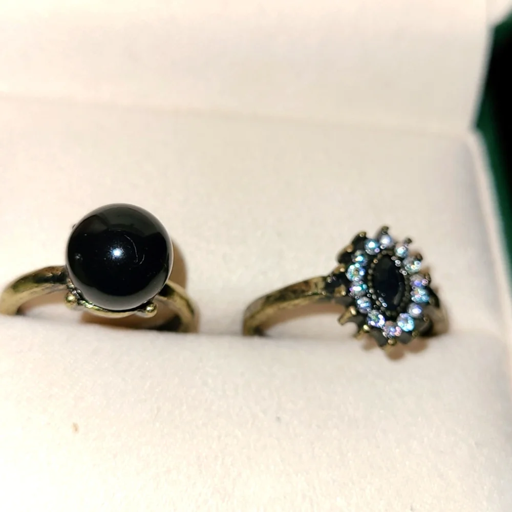 Lot of 2 Fashion Jewelry Rings Resin Brass-tone Finish, Black Faux Pearl Bead - Picture 3 of 6